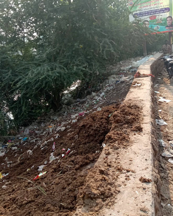 ढमोला नदी में डाला गया गोबर और नगर निगम द्वारा लगाया गया बोर्ड। ढमोला नदी में डाला गया गोबर और नगर निगम द्वारा लगाया गया बोर्ड।