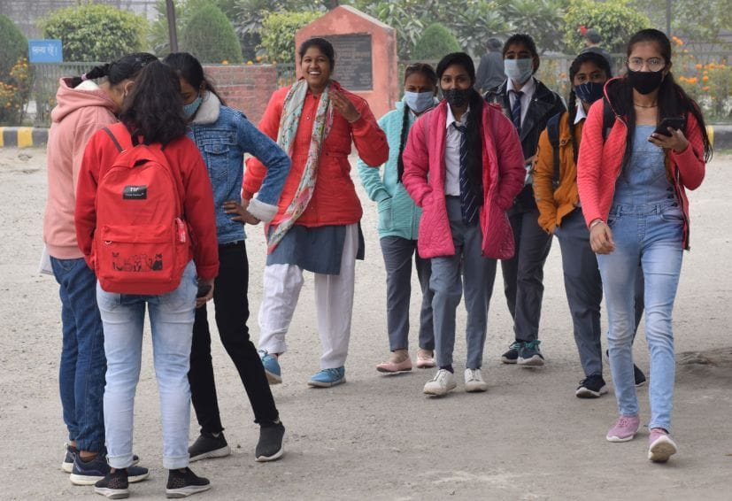रुद्रपुर डिग्री कॉलेज में मंगलवार को कक्षाएं शुरू न होने पर लौटतीं छात्राएं। रुद्रपुर डिग्री कॉलेज में मंगलवार को कक्षाएं शुरू न होने पर लौटतीं छात्राएं।