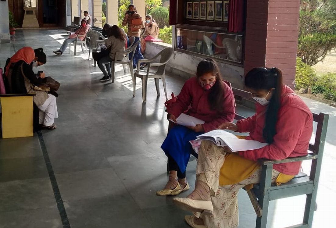 काशीपुर के चंद्रावती कन्या डिग्री कॉलेज में प्रवेश के लिए पहुंची छात्राएं। काशीपुर के चंद्रावती कन्या डिग्री कॉलेज में प्रवेश के लिए पहुंची छात्राएं।