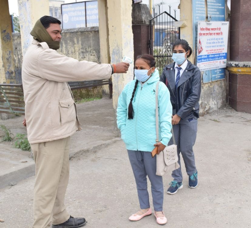 रुद्रपुर डिग्री कॉलेज गेट पर छात्राओं की थर्मल स्क्रीनिंग करता सुरक्षा कर्मी। रुद्रपुर डिग्री कॉलेज गेट पर छात्राओं की थर्मल स्क्रीनिंग करता सुरक्षा कर्मी।