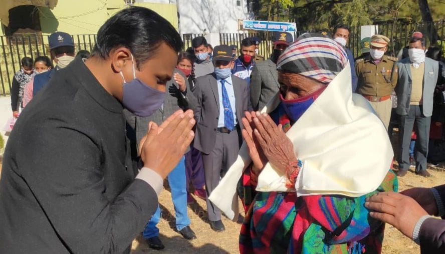विजय दिवस पर पिथौरागढ़ शहीद स्मारक स्थल में वीरांगनाओं को सम्मानित किया गया। विजय दिवस पर पिथौरागढ़ शहीद स्मारक स्थल में वीरांगनाओं को सम्मानित किया गया।