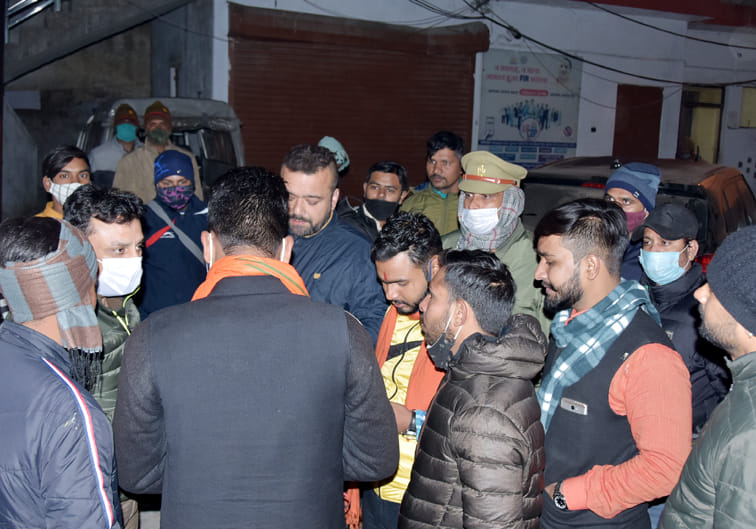 थाना जनकपुरी पर हंगामा करते हिन्दु संगठनो के कार्यकर्ता