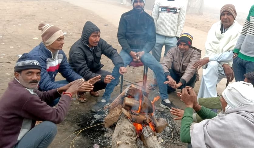 राजा का ताजपुर में ठंड में आग का सहारा लेते लोग। राजा का ताजपुर में ठंड में आग का सहारा लेते लोग।