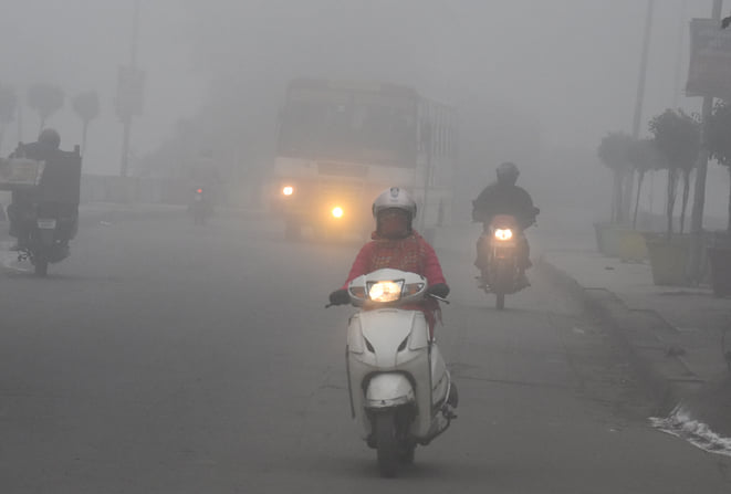 सहारनपुर में घने कोहरे में सुबह सात बीस पर ठिठरती ठंड में अपने कार्य को जाते सहारनपुर में घने कोहरे में सुबह सात बीस पर ठिठरती ठंड में अपने कार्य को जाते