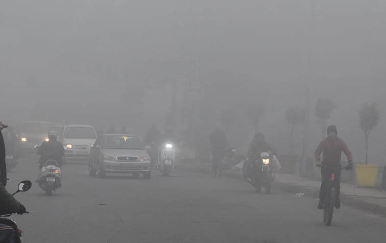 हारनपुर में घने कोहरे में सुबह सात बीस पर ठिठरती ठंड में अपने कार्य को जाते हारनपुर में घने कोहरे में सुबह सात बीस पर ठिठरती ठंड में अपने कार्य को जाते