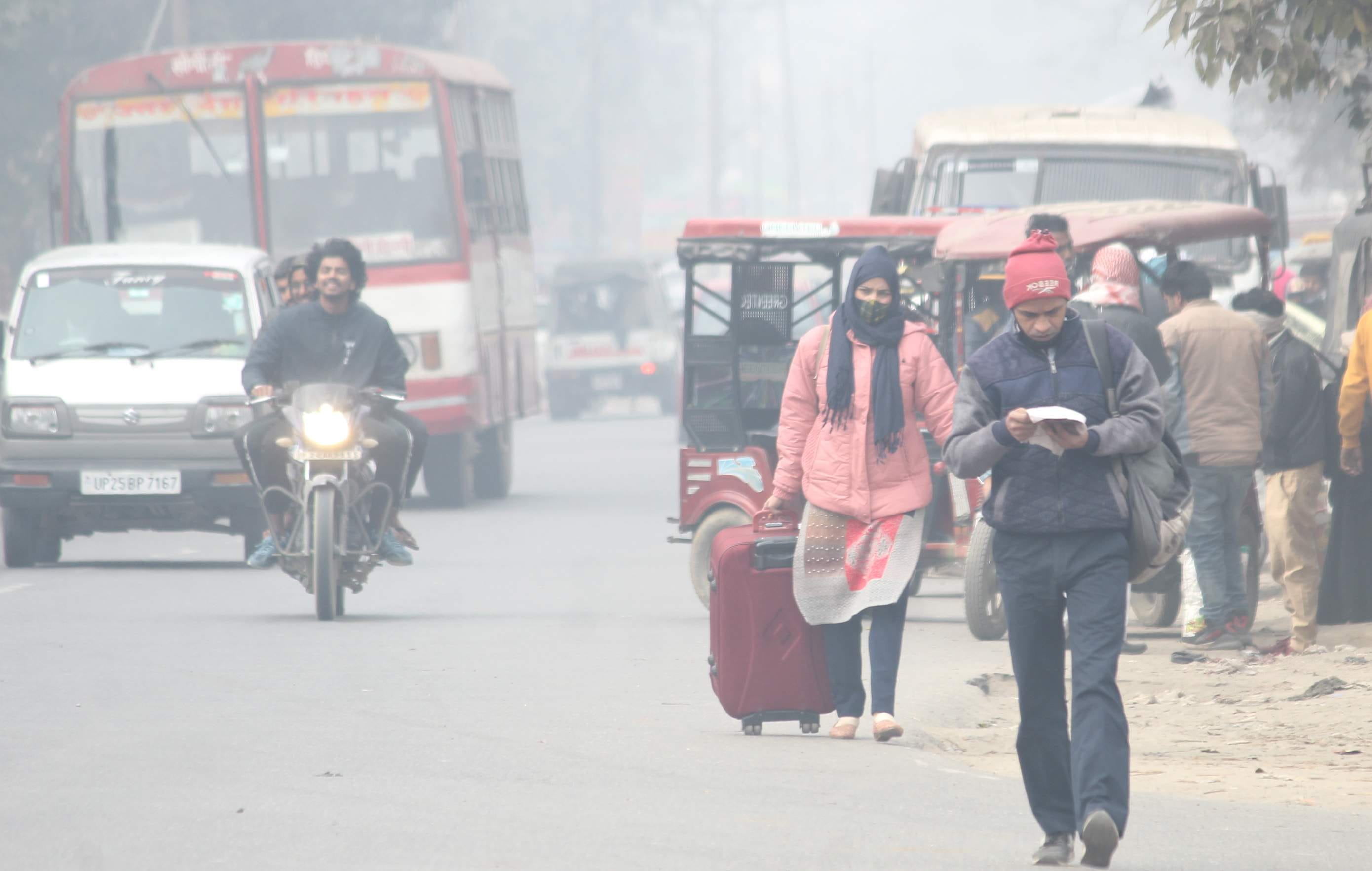 रामपुर में बुधवार की सुबह घने कोहरे में लाइट जलाकर गुजरते बाइक सवार और राहगीर।संवाद न्यूज एजेंस? रामपुर में बुधवार की सुबह घने कोहरे में लाइट जलाकर गुजरते बाइक सवार और राहगीर।संवाद न्यूज एजेंस?