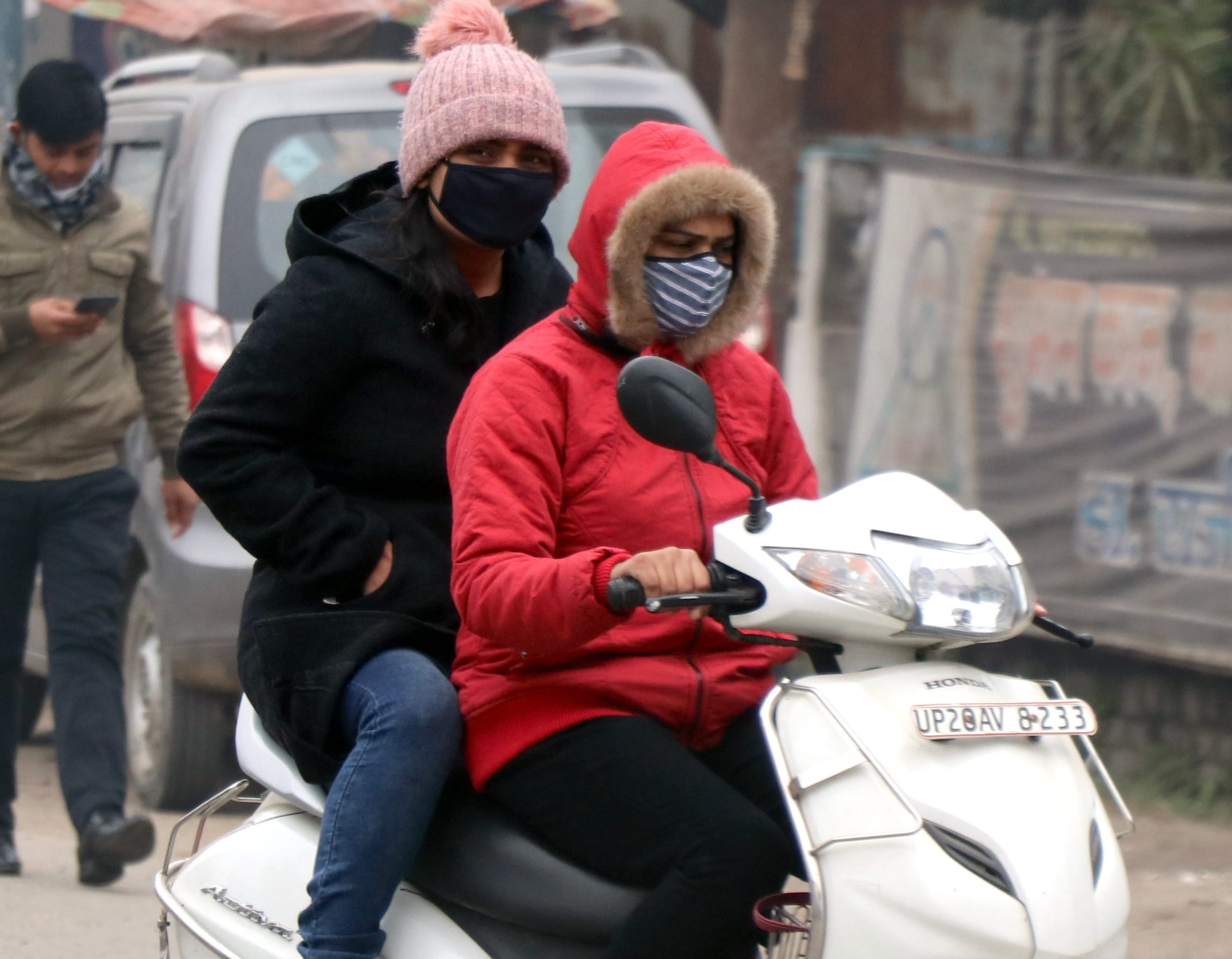 बफजनौर में कड़ाके की ठंड में गर्म कपड़ों में लिपटकर जाती स्कूटी सवार युवतियां। बफजनौर में कड़ाके की ठंड में गर्म कपड़ों में लिपटकर जाती स्कूटी सवार युवतियां।