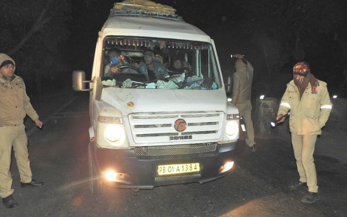 बरेली हाईवे पर वाहनों की चेकिंग करती पुलिस। बरेली हाईवे पर वाहनों की चेकिंग करती पुलिस।