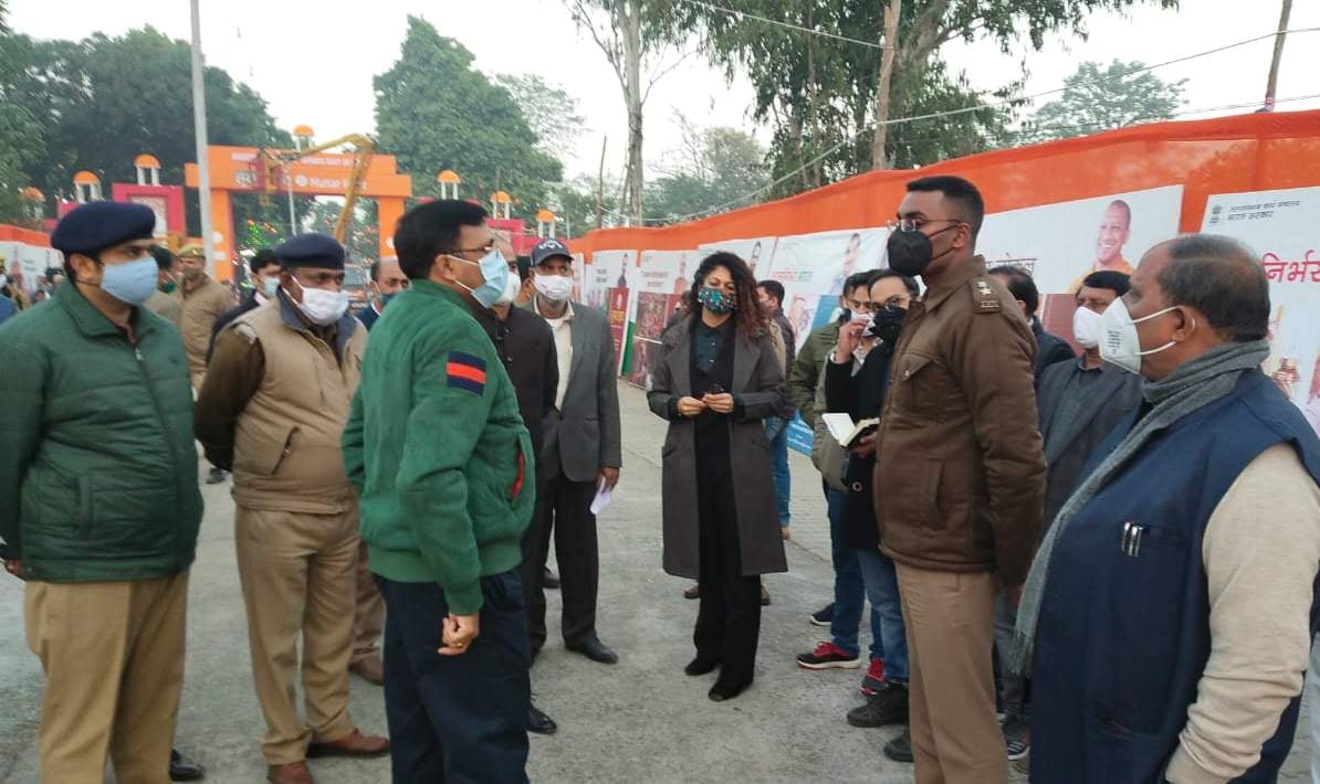 रामपुर के नुमाइश ग्राउंड में तैयारी को लेकर निरीक्षण करते डीएम एसपी।संवाद न्यूज एजेंसी