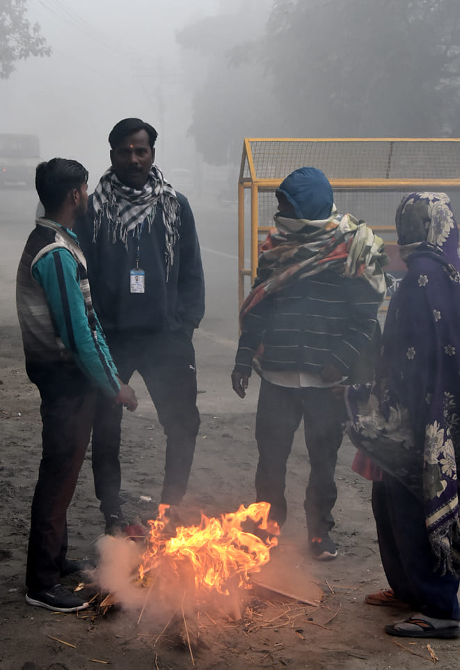 सहारनपुर में घने कोहरे में ठिठरती ठंड में रेलवे रोड़ पर अलाव का सहारा लेते लोग सहारनपुर में घने कोहरे में ठिठरती ठंड में रेलवे रोड़ पर अलाव का सहारा लेते लोग
