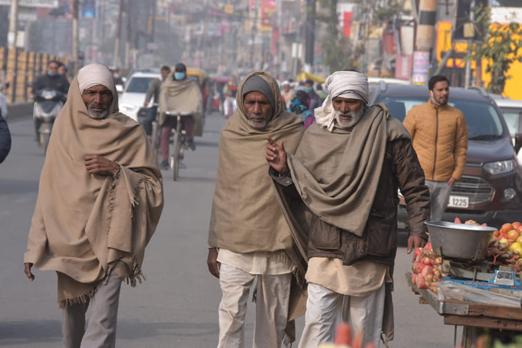 सहारनपुर में धूंप निकलने के बाद भी ठिठरती ठंड में भी कोरोना वायरस से बेखबर बिना मास्क के कोर्ट रो? सहारनपुर में धूंप निकलने के बाद भी ठिठरती ठंड में भी कोरोना वायरस से बेखबर बिना मास्क के कोर्ट रो?