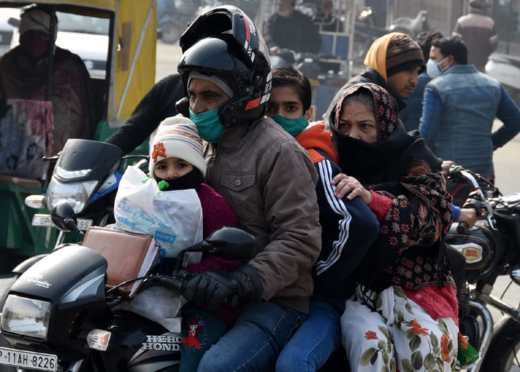 सहारनपुर में धूंप निकलने के बाद भी ठिठरती ठंड में गर्म कपड़ो का सहारा लेते लोग सहारनपुर में धूंप निकलने के बाद भी ठिठरती ठंड में गर्म कपड़ो का सहारा लेते लोग