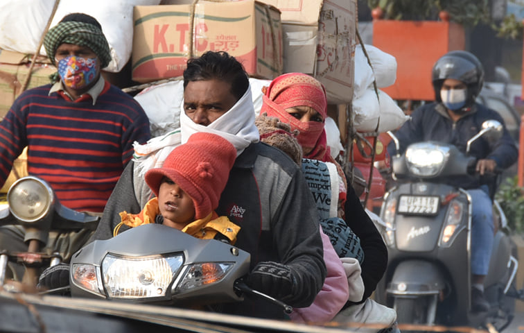 सहारनपुर में धूंप निकलने के बाद भी ठिठरती ठंड में गर्म कपड़ो का सहारा लेते लोग सहारनपुर में धूंप निकलने के बाद भी ठिठरती ठंड में गर्म कपड़ो का सहारा लेते लोग