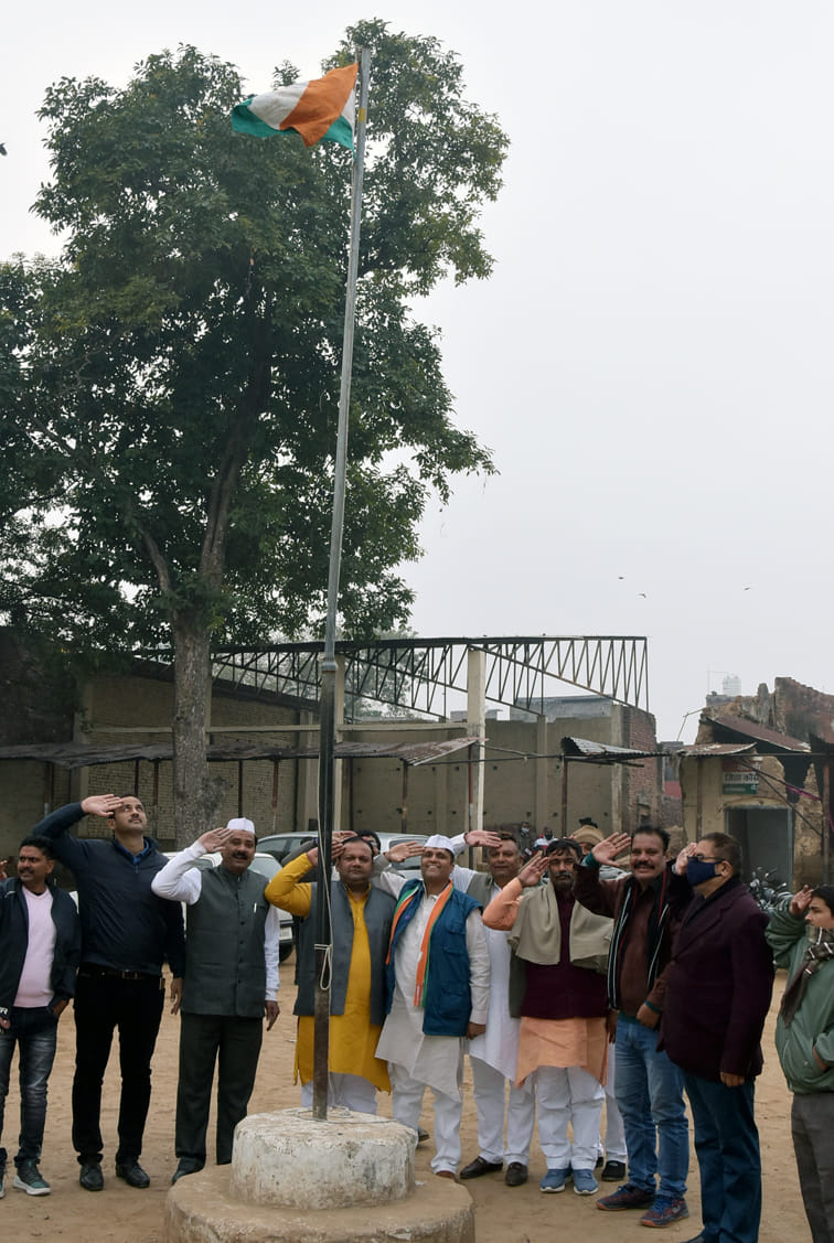 जिला कांग्रेस कार्यालय पर विजय दिवस पर ध्वजारोहण करते कांग्रेसी