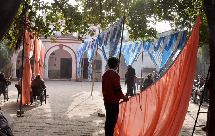 दीवानी कचहरी में चुनाव को लेकर तैयारियो में लगी कर्मी