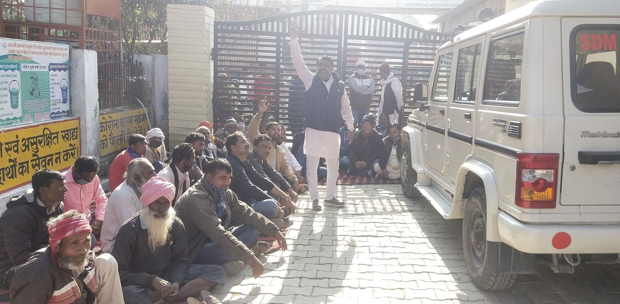 सितारगंज नगर पालिका परिसर मुख्य गेट पर तालाबंदी कर प्रदर्शन करते पालिकाध्यक्ष व समर्थक। सितारगंज नगर पालिका परिसर मुख्य गेट पर तालाबंदी कर प्रदर्शन करते पालिकाध्यक्ष व समर्थक।
