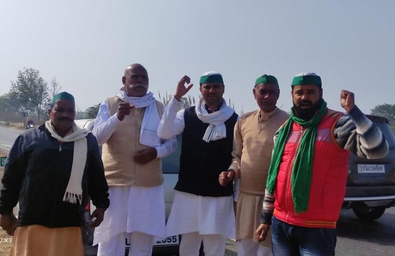 रामपुर मनिहारान से दिल्ली के लिए रवाना होते चौ जगपाल सिंह और अन्य