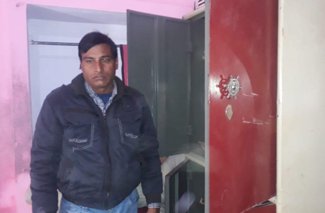 फोटो संख्या 14 खाली आलमारी दिखाता स्कूल संचालक फोटो संख्या 14 खाली आलमारी दिखाता स्कूल संचालक