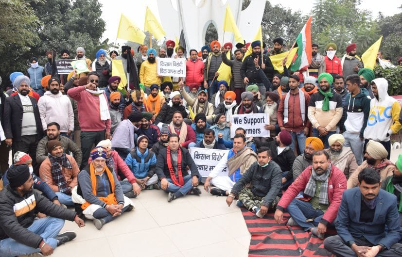 रुद्रपुर में महाराजा रणजीत सिंह पार्क में प्रदर्शन करते कांग्रेसी व किसान। रुद्रपुर में महाराजा रणजीत सिंह पार्क में प्रदर्शन करते कांग्रेसी व किसान।