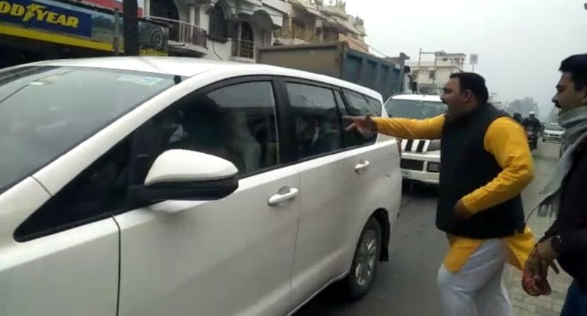 गदरपुर में शिक्षा मंत्री की कार में चूड़ियां फेंकता कांग्रेसी। गदरपुर में शिक्षा मंत्री की कार में चूड़ियां फेंकता कांग्रेसी।