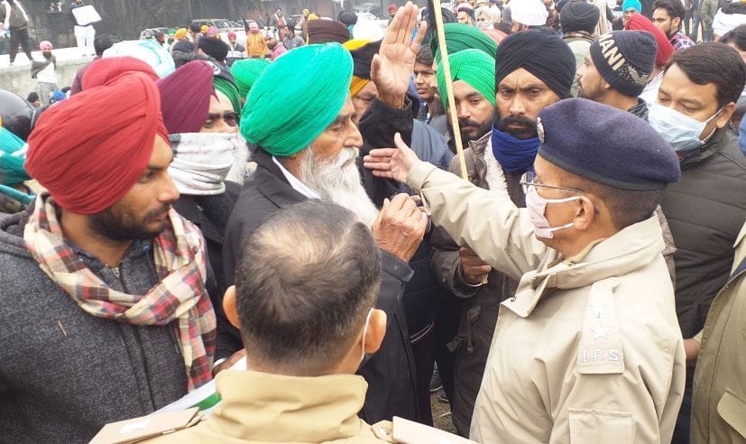 रुद्रपुर के गांधी पार्क में किसान यूनियन के प्रदेश अध्यक्ष से वार्ता करते एसएसपी। रुद्रपुर के गांधी पार्क में किसान यूनियन के प्रदेश अध्यक्ष से वार्ता करते एसएसपी।
