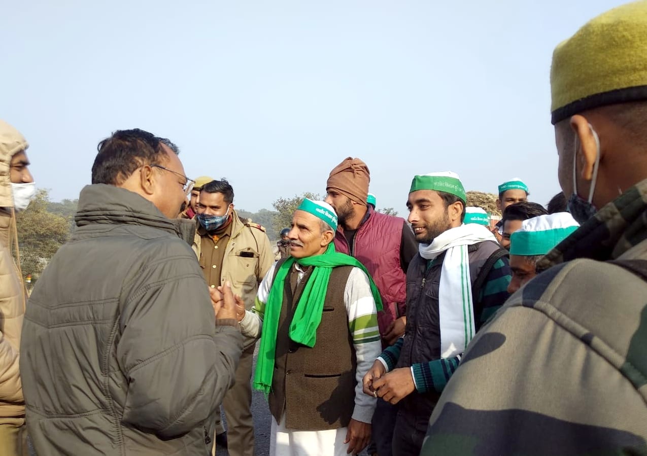 बिजनौर में बैराज पर दिल्ली जा रहे भाकियू जनशक्ति के कार्यकर्ताओं को रोकती पुलिस। बिजनौर में बैराज पर दिल्ली जा रहे भाकियू जनशक्ति के कार्यकर्ताओं को रोकती पुलिस।