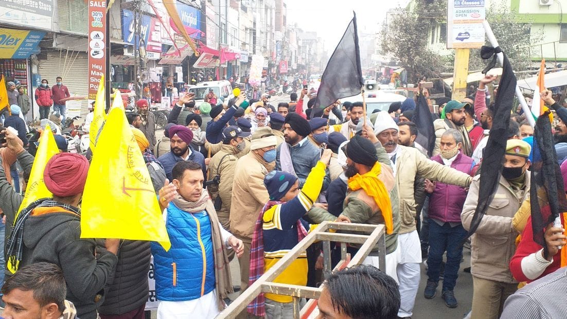 रुद्रपुर में बैरियर तोड़कर विधायक ठुकराल का काफिला रोकते कांग्रेसी व किसान। रुद्रपुर में बैरियर तोड़कर विधायक ठुकराल का काफिला रोकते कांग्रेसी व किसान।