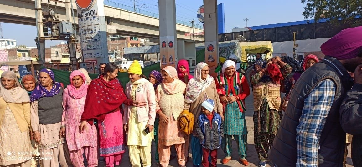 टीकरी बॉर्डर पर पहुंचीं राजपुरा गांव की महिलाएं। अमर उजाला। टीकरी बॉर्डर पर पहुंचीं राजपुरा गांव की महिलाएं। अमर उजाला।