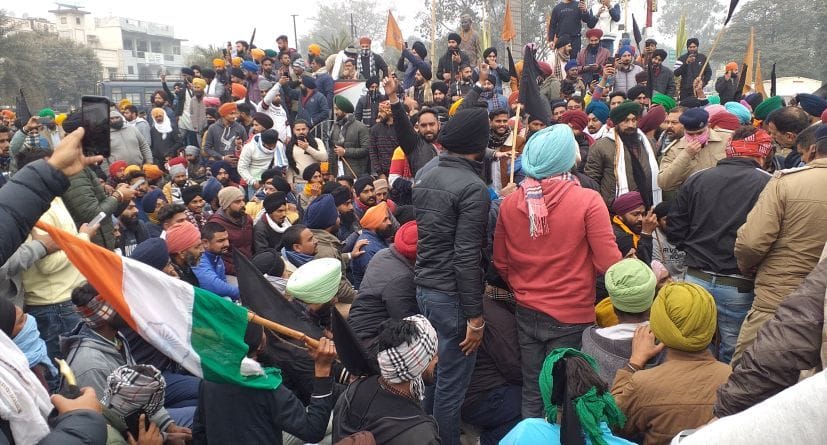 रुद्रपुर के डीडी चौक में बैठकर प्रदर्शन करते किसान। रुद्रपुर के डीडी चौक में बैठकर प्रदर्शन करते किसान।