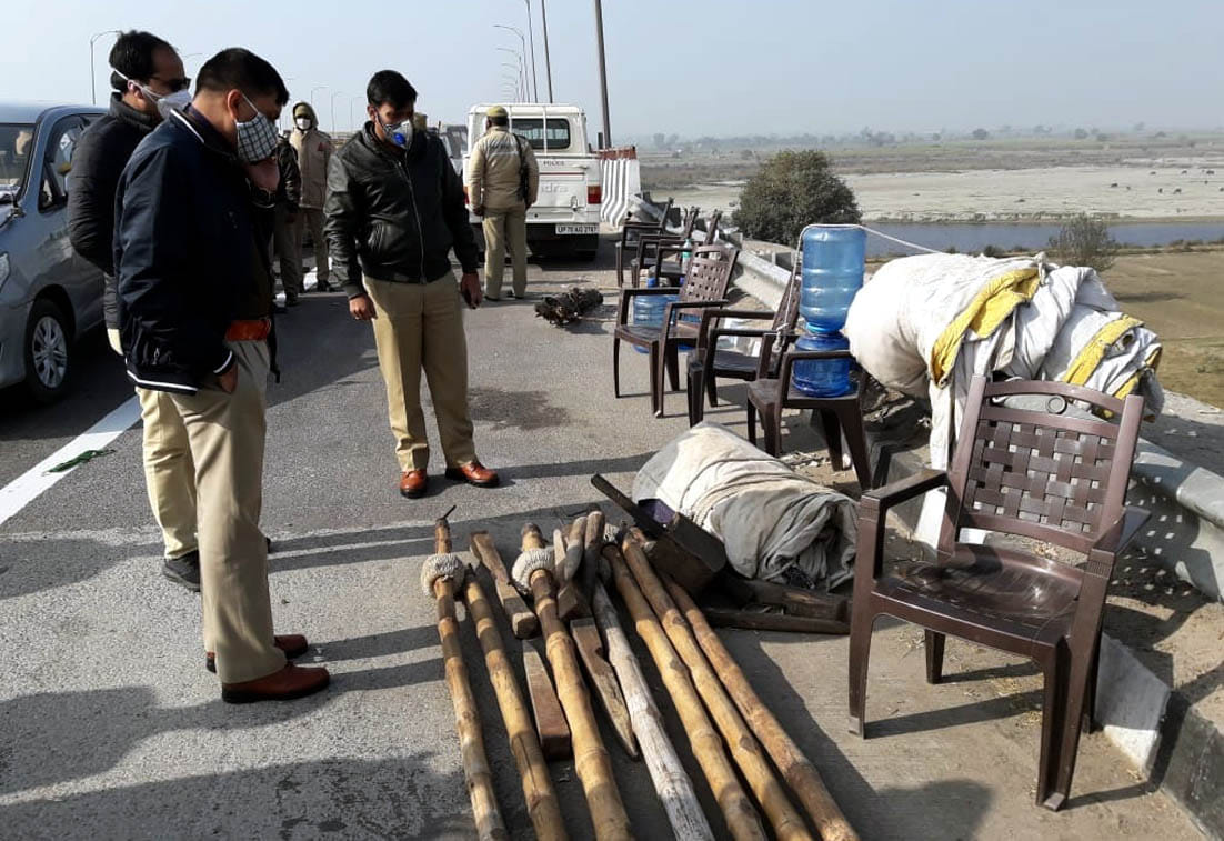 ईपीई पर पुलिस कर्मियो के लिए तंबू लगाने को लेकर लाए गए तंबू के सामान को देखते एडीएम अमित कुमार और ए ईपीई पर पुलिस कर्मियो के लिए तंबू लगाने को लेकर लाए गए तंबू के सामान को देखते एडीएम अमित कुमार और ए