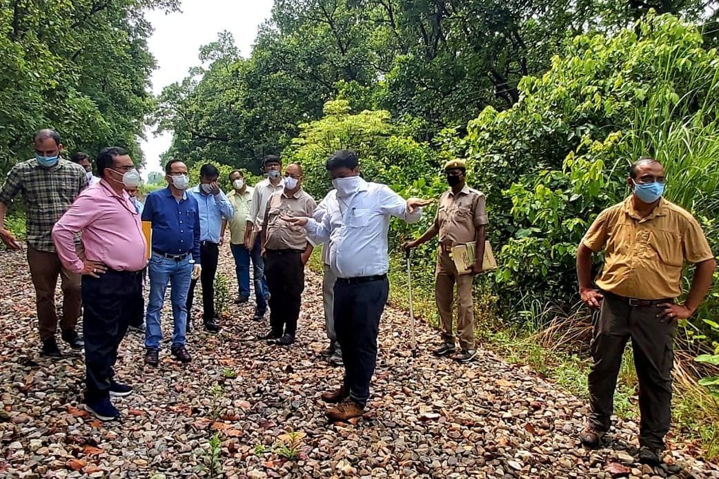 पीलीभीत टाइगर रिजर्व से गुजर रही रेल ट्रैक को देखने पहुंचे एनसीटीए के डीआईजी (फाइल फोटो)। पीलीभीत टाइगर रिजर्व से गुजर रही रेल ट्रैक को देखने पहुंचे एनसीटीए के डीआईजी (फाइल फोटो)।