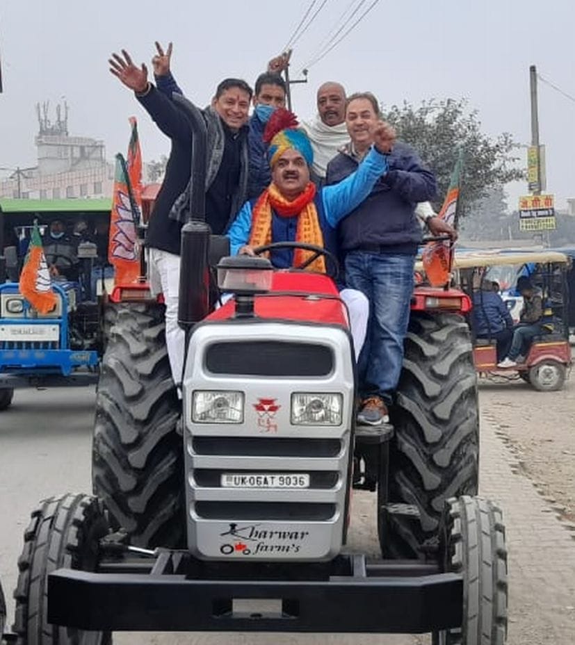 रुद्रपुर में भाजपा की रैली में ट्रेक्टर चलाकर आते विधायक ठुकराल। रुद्रपुर में भाजपा की रैली में ट्रेक्टर चलाकर आते विधायक ठुकराल।