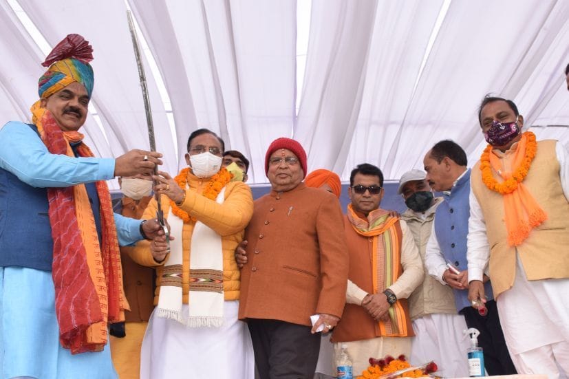 रुद्रपुर में भाजपा की रैली में केंद्रीय मंत्री डॉ. निशंक को तलवार भेंट करते विधायक ठुकराल। रुद्रपुर में भाजपा की रैली में केंद्रीय मंत्री डॉ. निशंक को तलवार भेंट करते विधायक ठुकराल।
