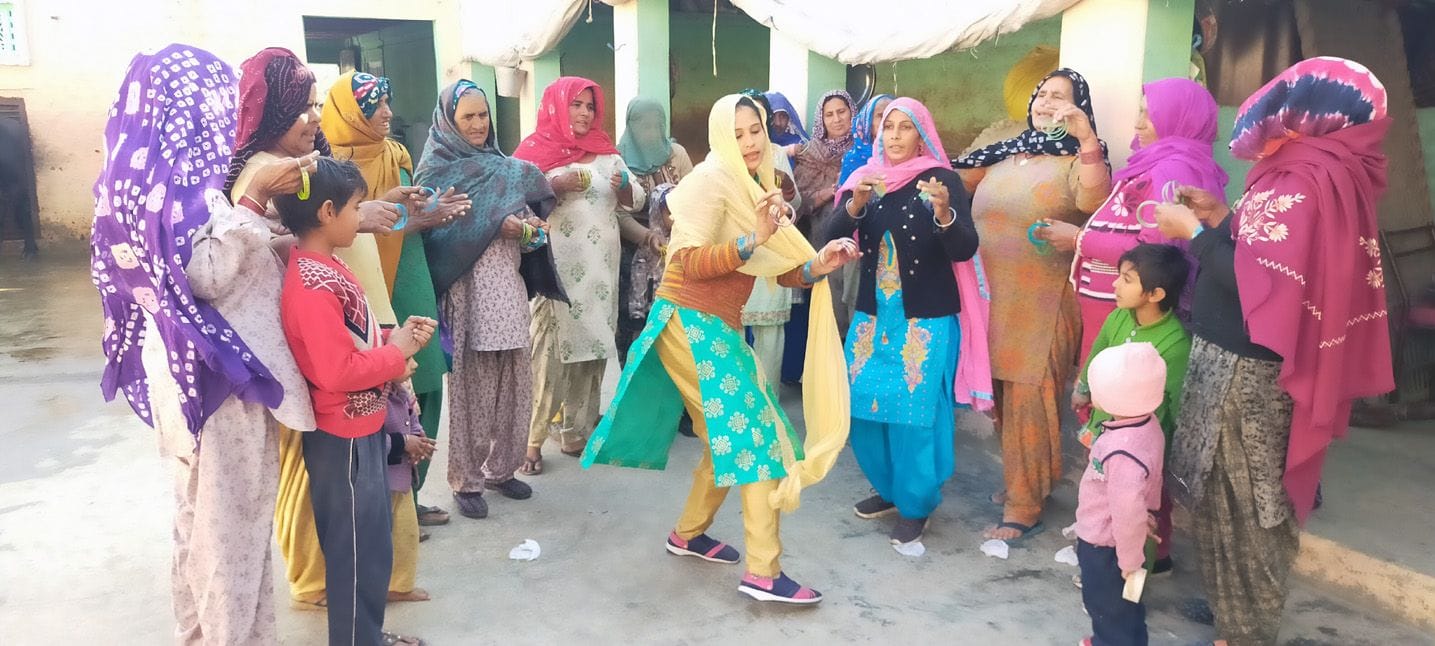भौंसला गांव में हाथों में चूड़ियां लेकर केंद्र सरकार के खिलाफ रोष स्वरूप गीत गाकर नृत्य करतीं मह भौंसला गांव में हाथों में चूड़ियां लेकर केंद्र सरकार के खिलाफ रोष स्वरूप गीत गाकर नृत्य करतीं मह