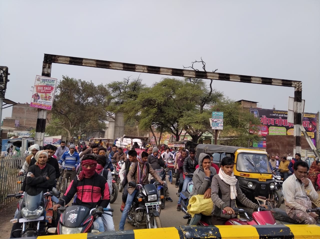 दनवगढ़ रोड पर रेलवे क्रासिंग के समीप लगा जाम। दनवगढ़ रोड पर रेलवे क्रासिंग के समीप लगा जाम।