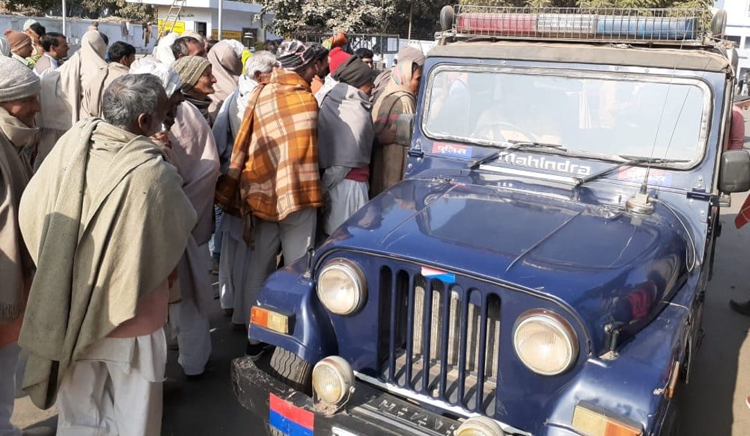 हंगामे के दौरान पुलिस जीप रोकते किसान हंगामे के दौरान पुलिस जीप रोकते किसान
