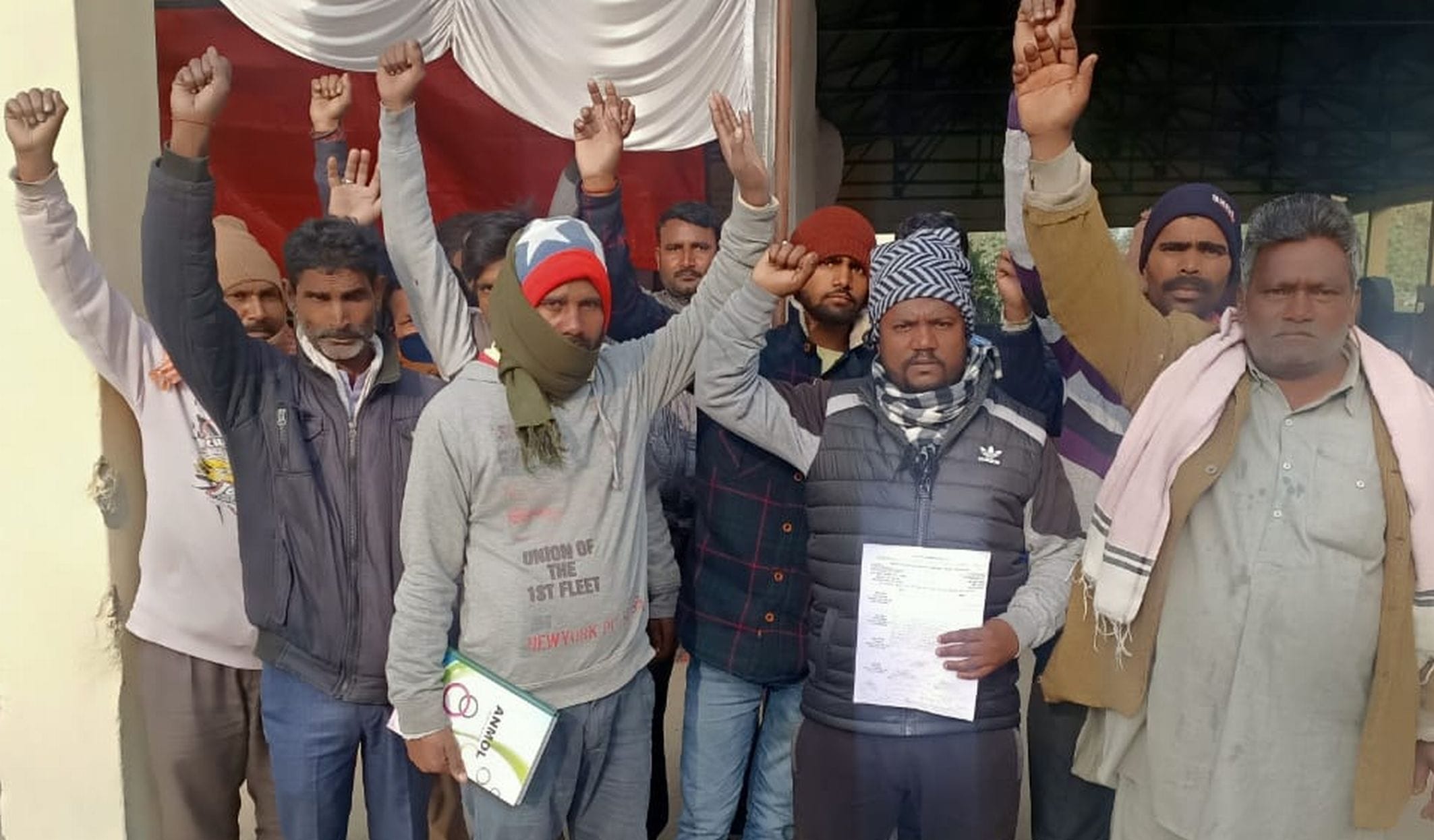 सितारगंज नगर पालिका में प्रदर्शन करते पर्यावरण मित्र। सितारगंज नगर पालिका में प्रदर्शन करते पर्यावरण मित्र।