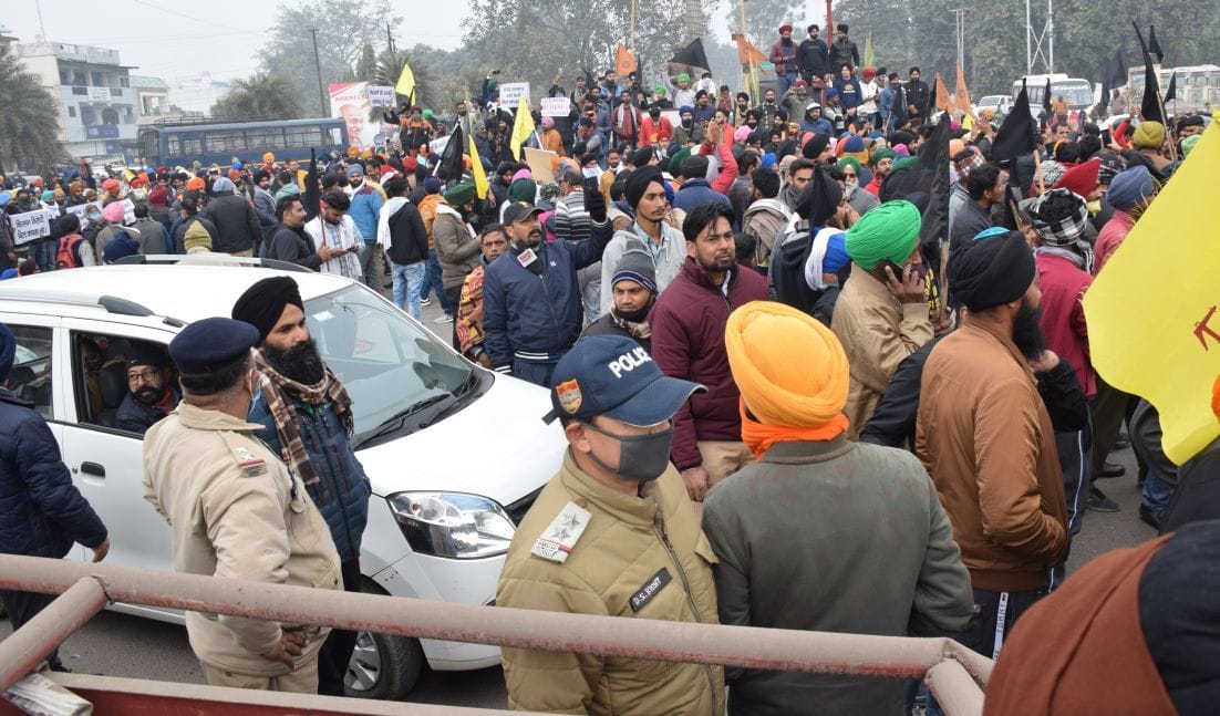 रुद्रपुर के डीडी चौक पर जाम लगाते किसान। रुद्रपुर के डीडी चौक पर जाम लगाते किसान।