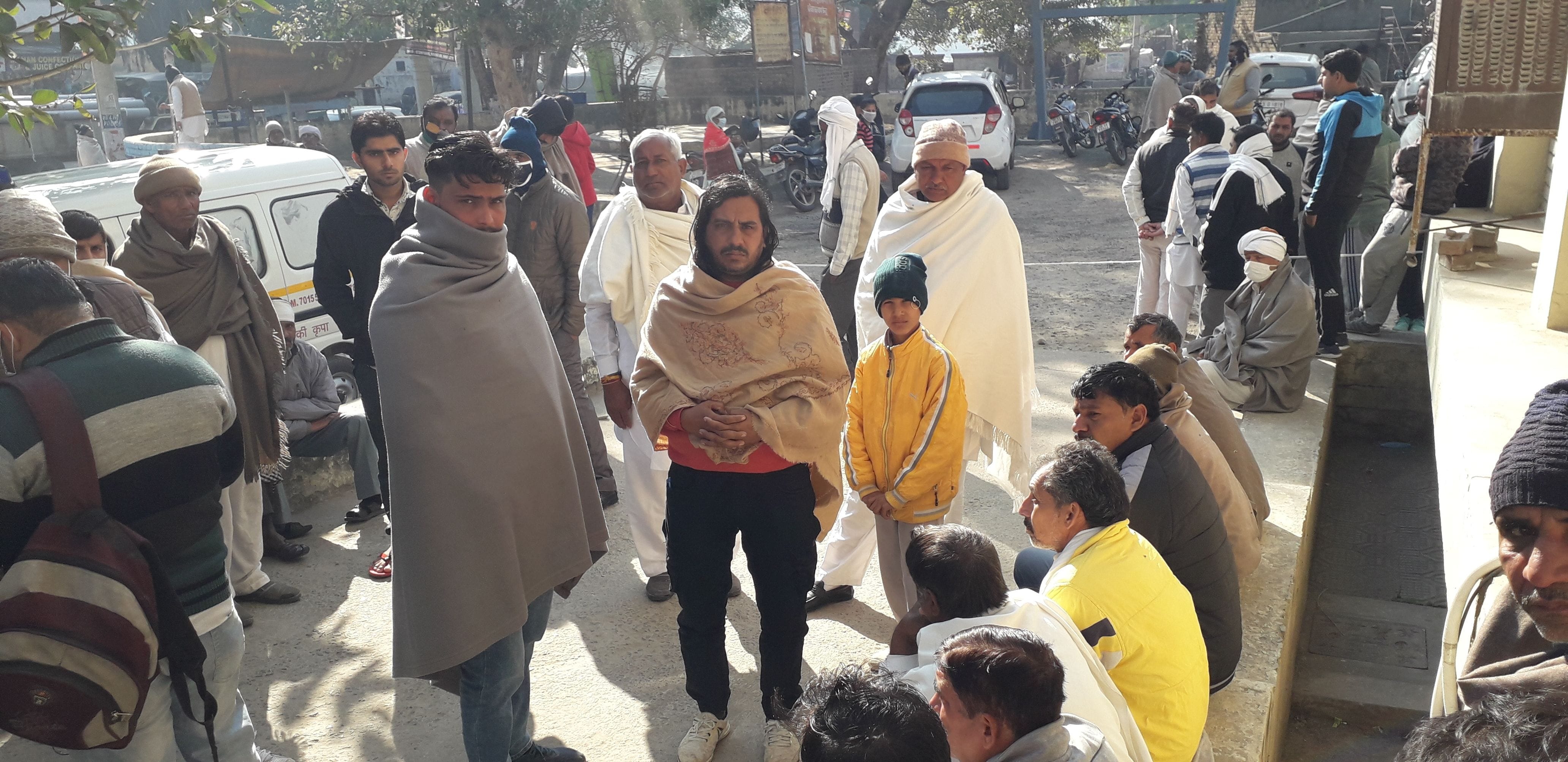 पोस्टमार्टम के लिए अस्पताल में पहुंचे मृतक के परिजन। संवाद। पोस्टमार्टम के लिए अस्पताल में पहुंचे मृतक के परिजन। संवाद।