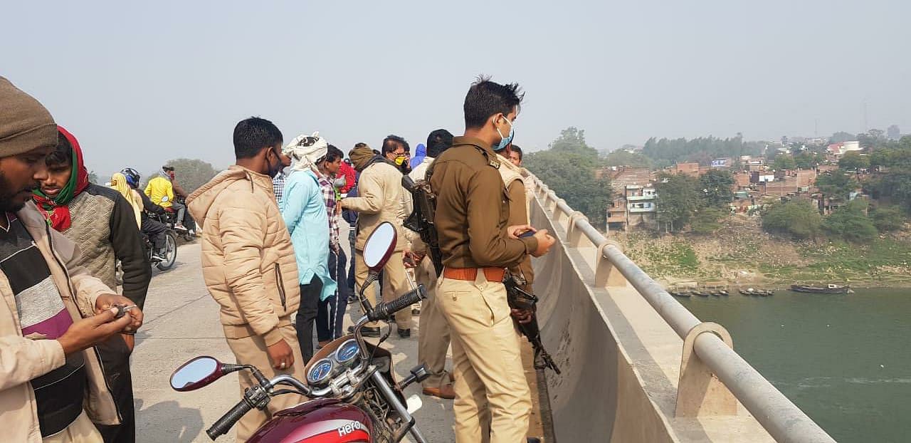 Angry Young Man Jumps In Ganga In Ghazipur - चंदौलीः गाजीपुर के युवक ने जीजा से खिंचवाई फोटो और पुल से गंगा में लगा दी छलांग - Amar Ujala Hindi News Live