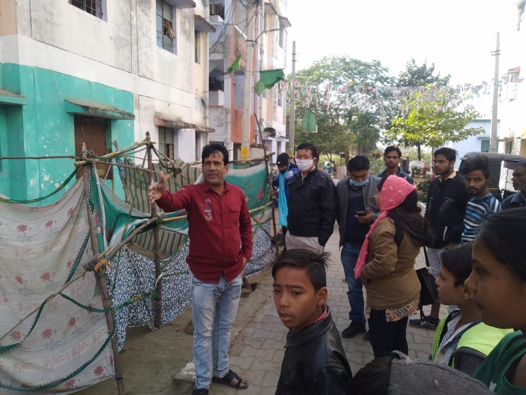 कांशीराम आवास में अतिक्रमण हटाए जाने का निर्देश देते नजूल लिपिक सुधीर रावत और राजस्व निरीक्षक स? कांशीराम आवास में अतिक्रमण हटाए जाने का निर्देश देते नजूल लिपिक सुधीर रावत और राजस्व निरीक्षक स?