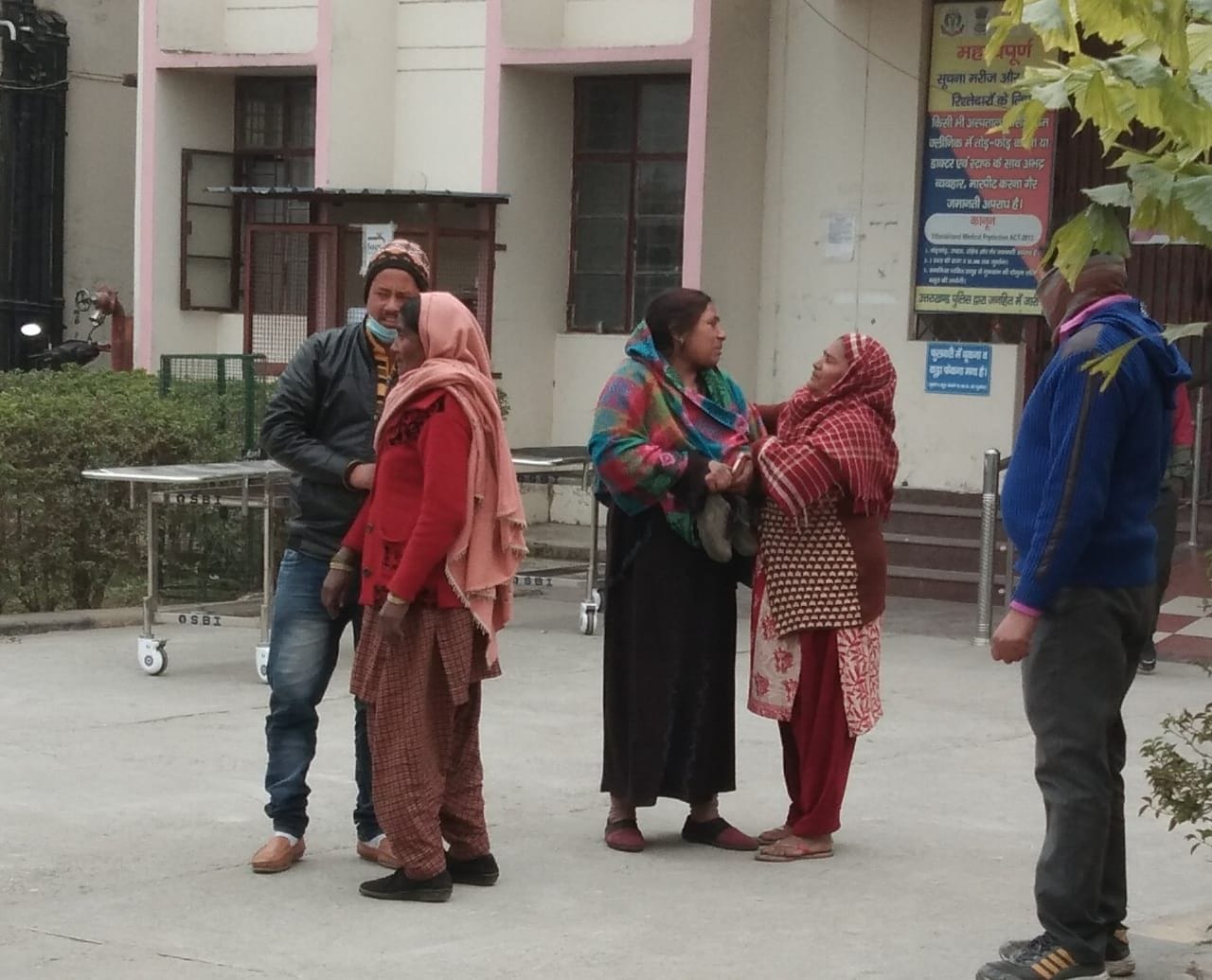 खटीमा सरकारी अस्पताल के बाहर मृतक की पत्नी एवं परिजन रोते बिलखते। खटीमा सरकारी अस्पताल के बाहर मृतक की पत्नी एवं परिजन रोते बिलखते।