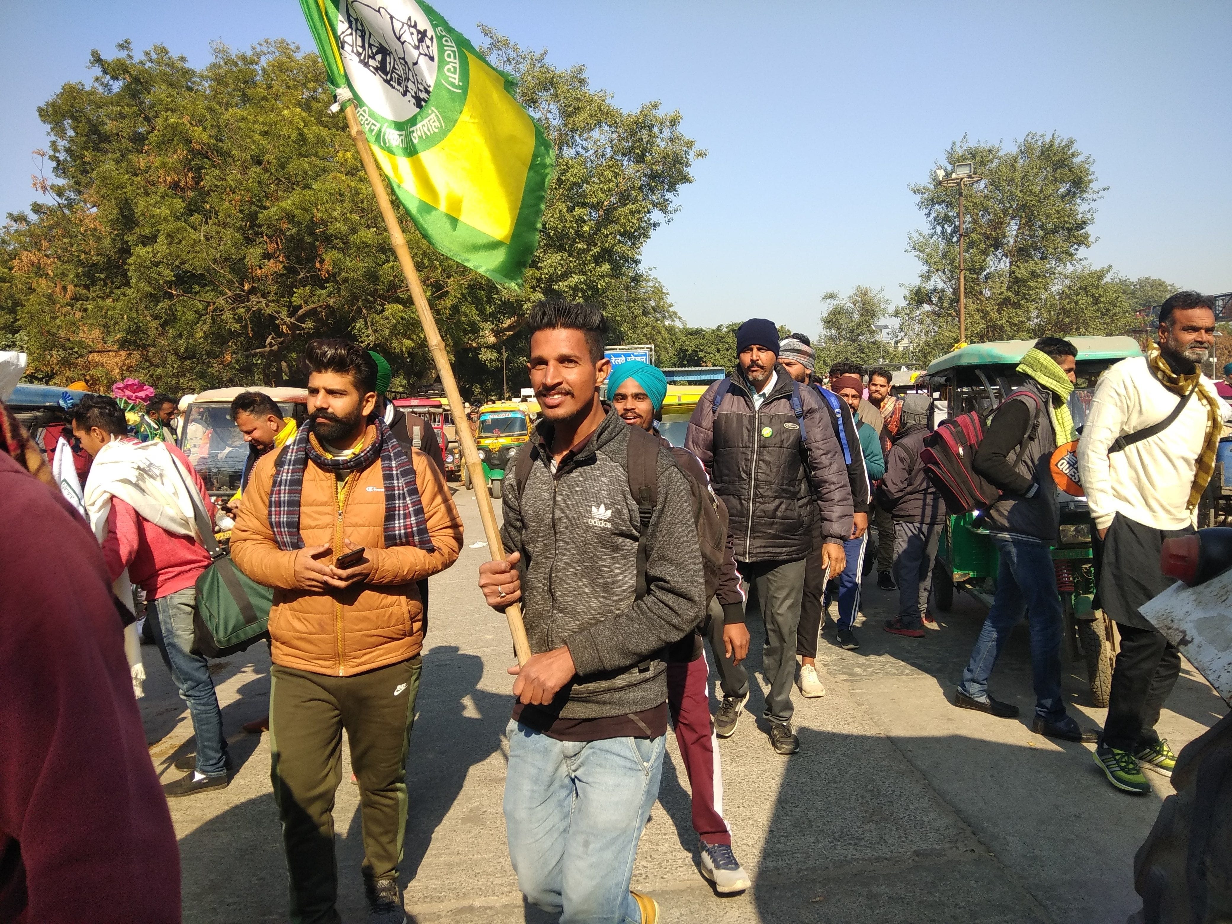 बहादुरगढ़ रेलवे स्टेशन पंजाब से आने-जाने वाले किसानों की उमड़ी भीड़। संवाद बहादुरगढ़ रेलवे स्टेशन पंजाब से आने-जाने वाले किसानों की उमड़ी भीड़। संवाद