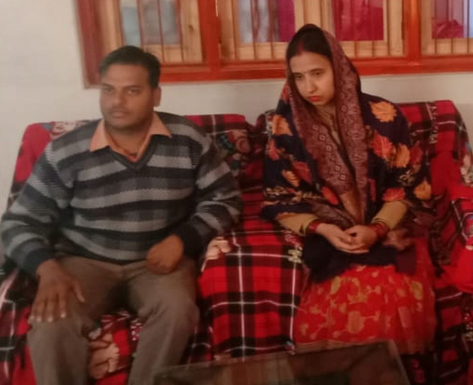 शमसाबाद में लूट के बाद बैठे दंपति। संवाद शमसाबाद में लूट के बाद बैठे दंपति। संवाद