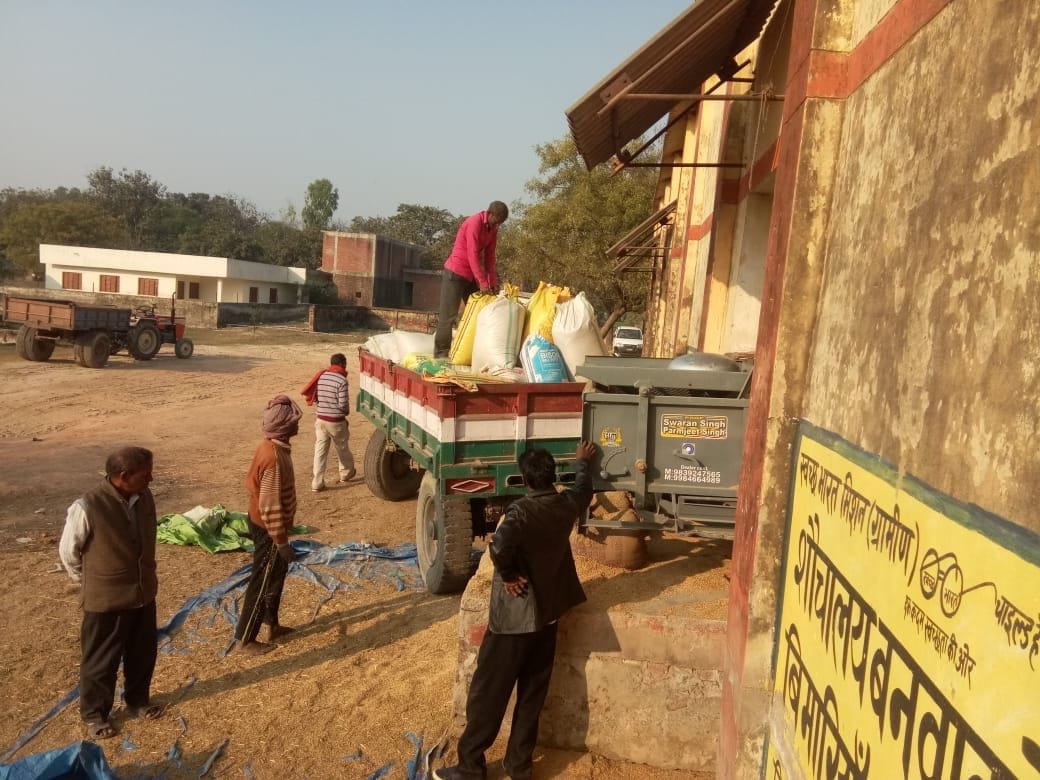 बेलखरनाथ ब्लाक के धान क्रय केन्द्र परसनी में ट्रैक्टर से धान उतारते किसान।