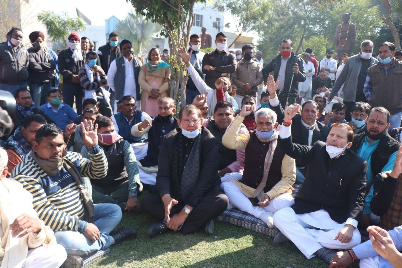 एसवाईएल के मुद्दे पर शनिवार को मेडिकल मोड़ पर डॉ मंगलसेन और चौ देवीलाल की प्रतिमा के पास भाजपाइयो एसवाईएल के मुद्दे पर शनिवार को मेडिकल मोड़ पर डॉ मंगलसेन और चौ देवीलाल की प्रतिमा के पास भाजपाइयो