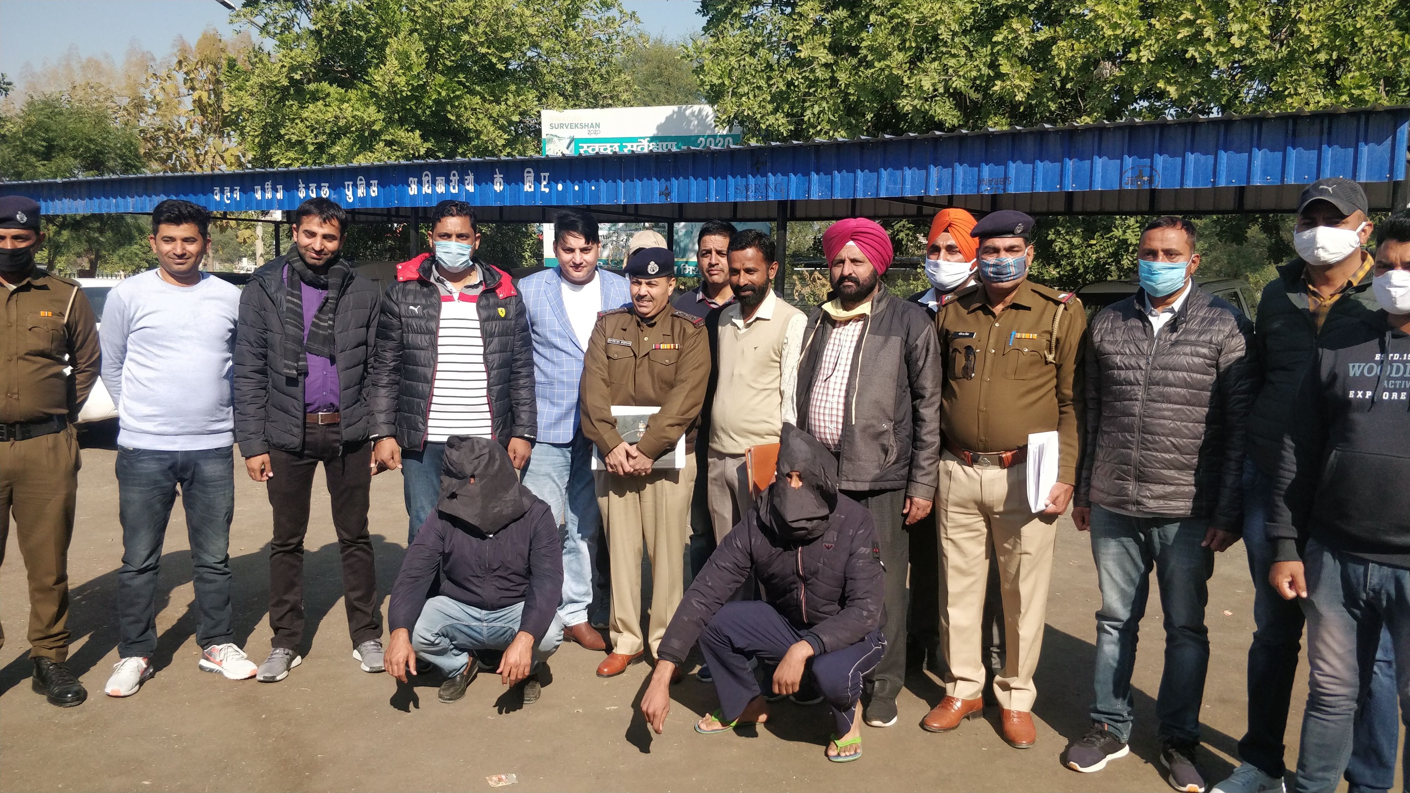 पुलिस टीम की गिरफ्त में अवैध हथियार रखने के आरोपी। पुलिस टीम की गिरफ्त में अवैध हथियार रखने के आरोपी।