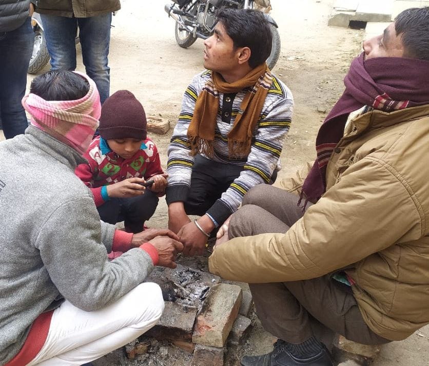 जिला अस्पताल कैंपस में अलाव की व्यवस्था नहीं होने पर तीमारदारों ने खुद ही लकड़ी बीन जलाई आग। जिला अस्पताल कैंपस में अलाव की व्यवस्था नहीं होने पर तीमारदारों ने खुद ही लकड़ी बीन जलाई आग।