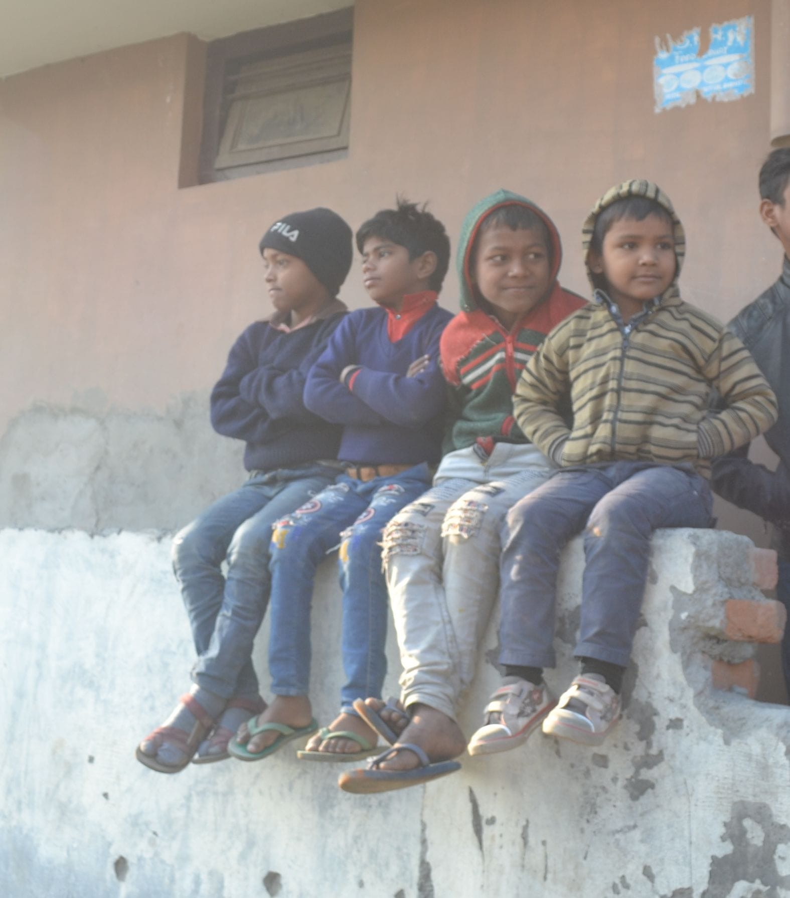 धूप निकलने पर फर्रुखाबाद स्टेशन पर ठंड से बचने का प्रयास करते बच्चे। संवाद धूप निकलने पर फर्रुखाबाद स्टेशन पर ठंड से बचने का प्रयास करते बच्चे। संवाद