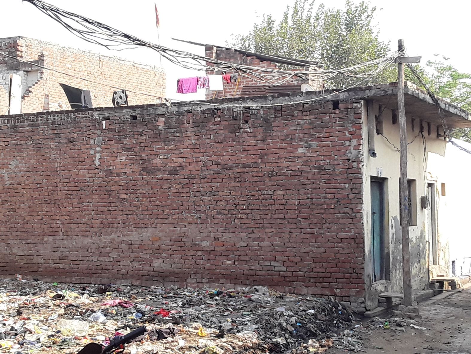 शहर के मोहल्ला गढ़ी अब्दुल मजीद खां में लकड़ी के पोल पर झूलते केबल। संवाद